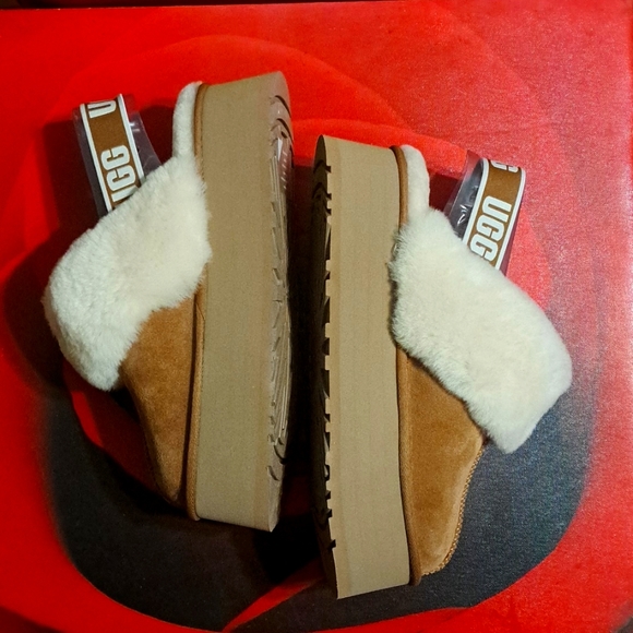 UGG Funkette Platforms - Picture 2 of 6